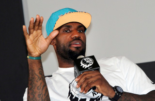 Illustration for article titled Did LeBron James Get Hair Plugs Or What?